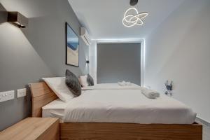 Kuya Duplex Penthouse with Private Heated Pool and City Views