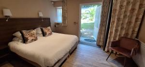 Hotels Hotel Kastell Dinec'h : Chambre Double ou Lits Jumeaux - Accessible aux Personnes à Mobilité Réduite