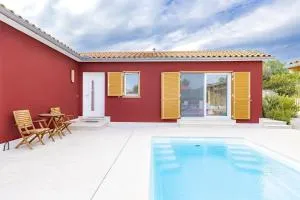 Red House Trget with Swimming Pool, Sauna and Jacuzzi - Trget