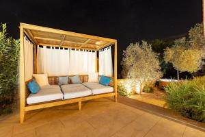 Red House Trget with Swimming Pool, Sauna and Jacuzzi