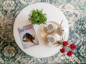 Adorable Sunny Apartment with Free Pool and Mall Access