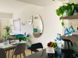 Adorable Sunny Apartment with Free Pool and Mall Access