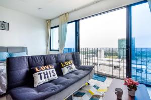 Chic Trefoil Studio Steps from Setia City Mall & SCCC