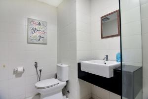 Chic Trefoil Studio Steps from Setia City Mall & SCCC