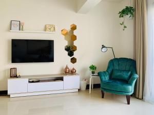 Adorable Sunny Apartment with Free Pool and Mall Access