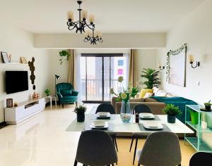 Adorable Sunny Apartment with Free Pool and Mall Access