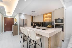 Exceptional 3 -Bedroom Apartment Perfect for 6 in Dubai Marina