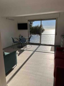 Vista mare, piscina e spiaggia