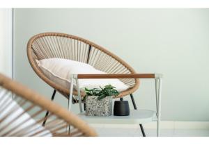 Keyrock - Lake-View Apartment at Reva Residences, Business Bay with Pool, Gym & Free Parking