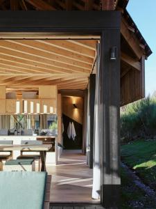 Hutstuf - The Badger & hottub