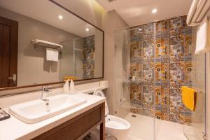 Phòng Deluxe Giường Đôi Có Ban Công (Deluxe Double Room with Balcony)