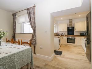 32 Bridgend Road