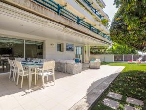 Luxury Seaview Apartment by Hello Homes Sitges