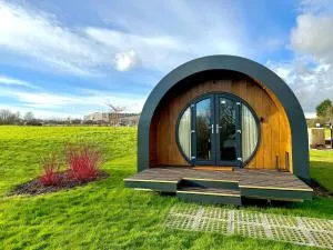 Rowan Hobbit Pod at Cowbridge Cabins - Llancarfan