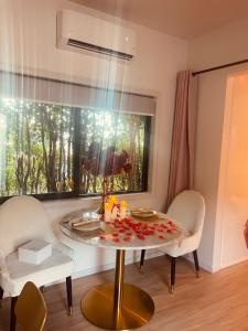 Delightful little house & Chateau Charme Suite