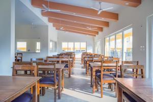 Alaya Stays 3 BHK Apartment with Pool - Veera Marina