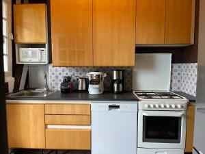 Chaumière normande, les pommiers proches de la mer