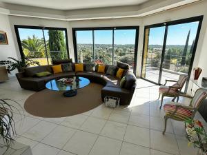 Villa dexception avec Piscine et Jardin