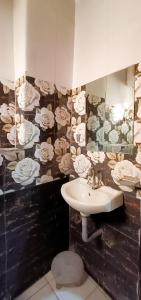 Hotel Rose - 2 Mins From Dwarka Sec 9 Metro