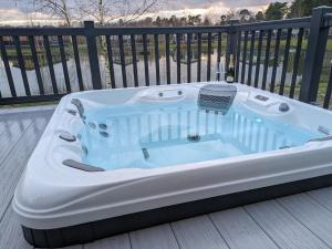 Kingfisher Lodge - Lakeside Lodge With Hot Tub