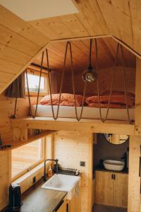 Tiny house s vyhřívacím koupacím sudem