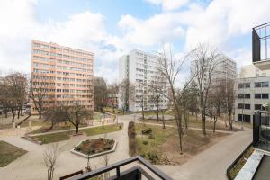 Metro Wierzbno Homely Apartment by BookingHost