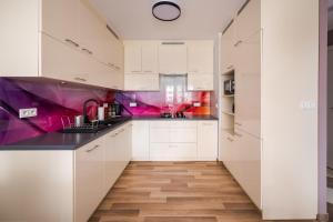 Metro Wierzbno Homely Apartment by BookingHost