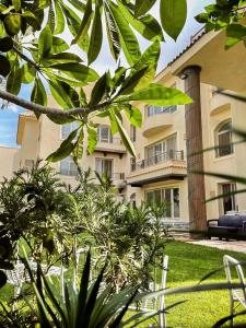 Luxury villa with swimming pool and garden