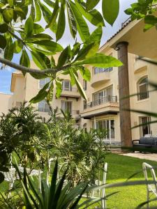 Luxury villa with swimming pool and garden