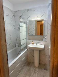 Alex MNL lux Apartment 2 free parking