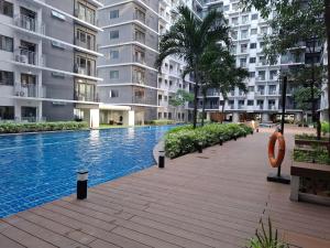 MOA staycation Shore 1&3 Residences with balcony by darpm