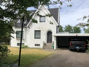 Villa med perfekt läge mellan centrum och strand! - Slöinge