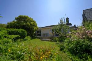 Carew in the heart of Bantham with panoramic sea views