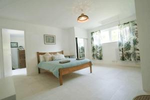 Carew in the heart of Bantham with panoramic sea views