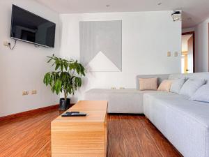 Skyline Haven Your Refuge in the City with Garage