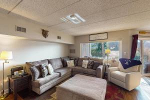 Lakefront Condo with shared Pool, Hot Tub