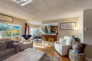 Lakefront Condo with shared Pool, Hot Tub