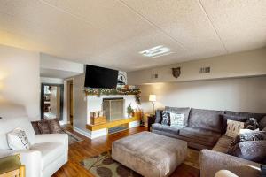 Lakefront Condo with shared Pool, Hot Tub