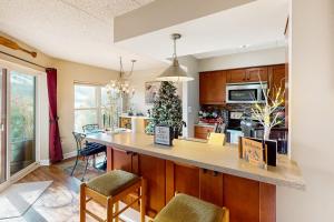 Lakefront Condo with shared Pool, Hot Tub