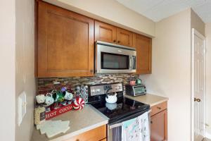 Lakefront Condo with shared Pool, Hot Tub