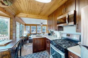 1BR Plus Loft with WiFi - Close to Shopping and Hiking