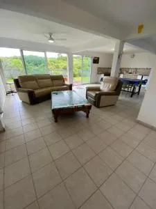 Maison accueillante, quartier verdoyant - 萨拉济