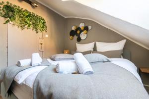 20 seconds to Charles Bridge