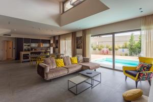 Villa One Way for 8 people near Medulin with heated pool, kids playground & only 200 m from the beach