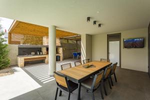 Villa One Way for 8 people near Medulin with heated pool, kids playground & only 200 m from the beach