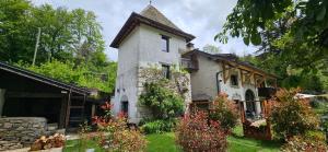 Maisons de vacances Domaine des moulins - La tour et son spa - petit dejeuner en option : Maison 1 Chambre