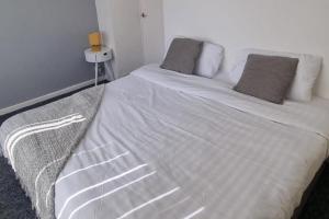 Doncaster-House-Sleeps8-Parking-Garden