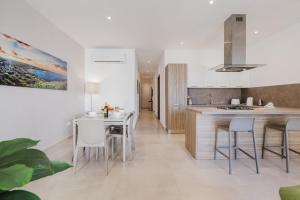 FL 1 TheLODGE - Charming Retreat by Homely