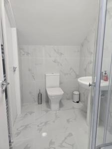 Abis World - 23 Kilmartin Grove Green, Hollystown, Dublin 15