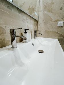 Appartement de luxe climatisé, parking & 2 balcons